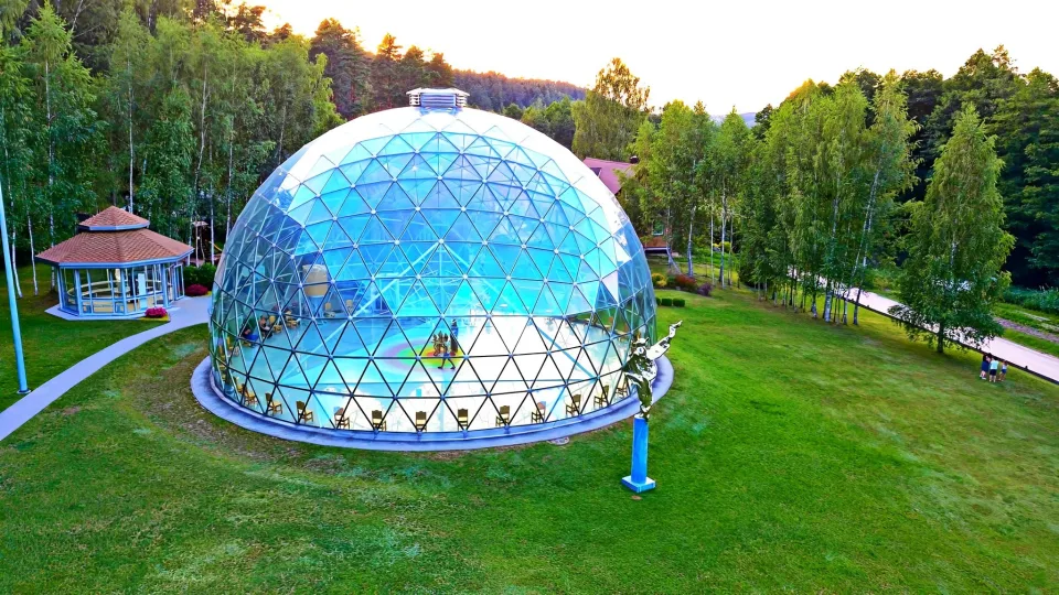 Dôme géodésique de verre construit à Česukai près de Merkinė, Lituanie